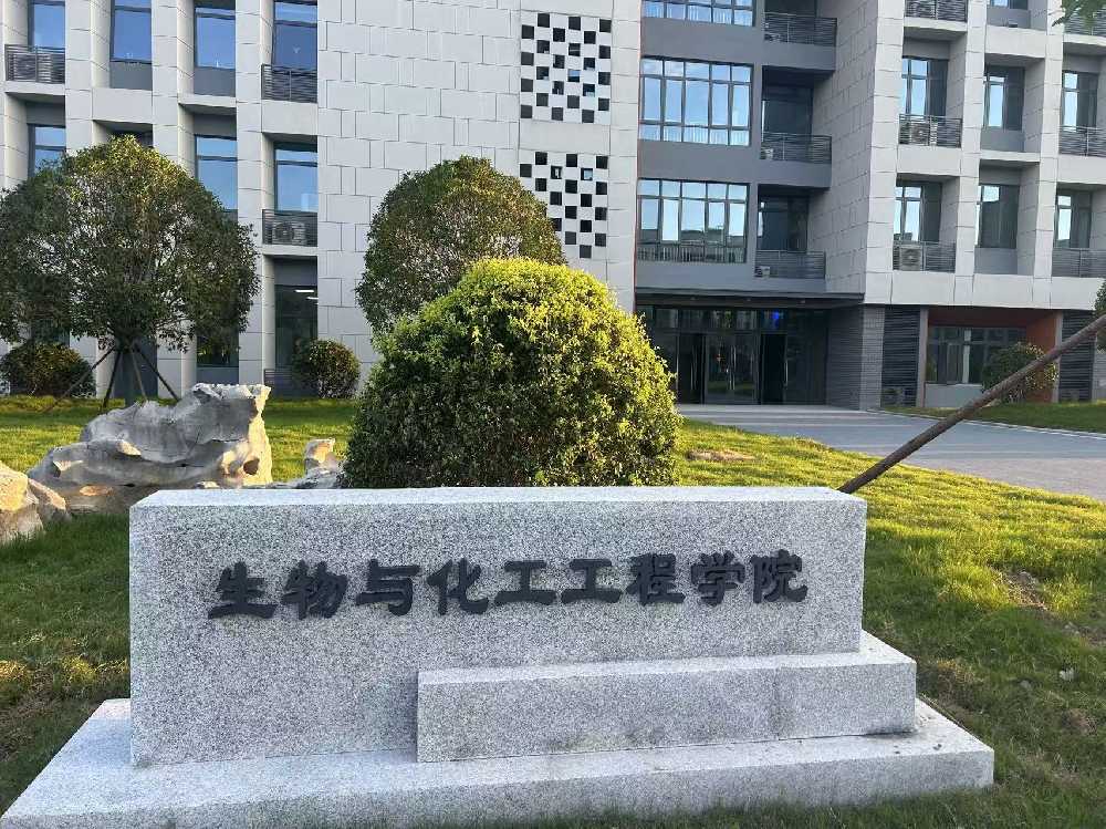 揭东区扬州职业大学体育场高杆灯项目